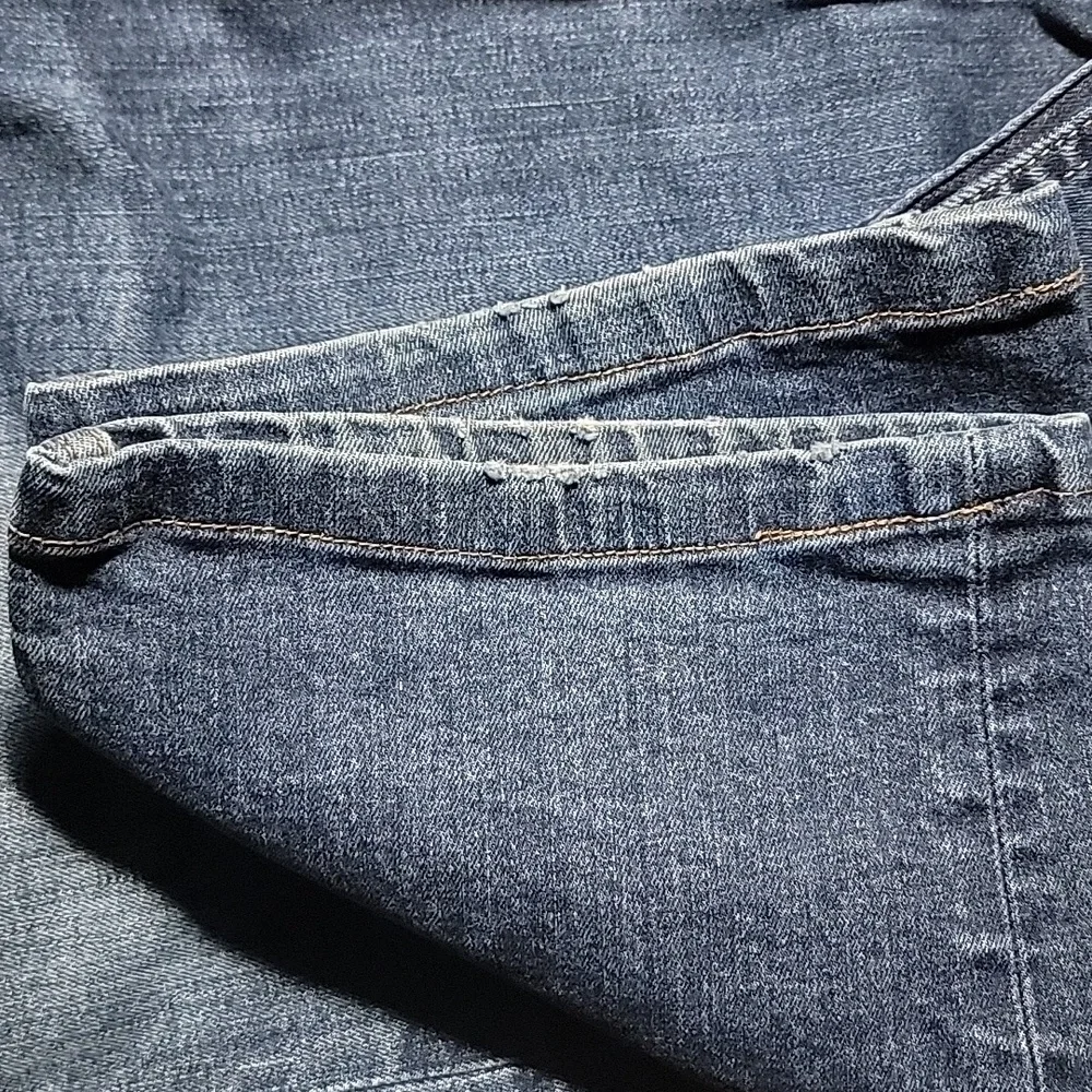 LEVI'S 514 Medium Wash Blue Straight Leg Classic Zip Button Closure Denim‎ Jeans